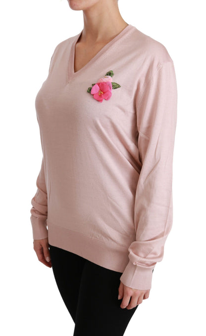 Rosafarbener, mit Blumen verzierter Seidenpullover