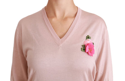 Rosafarbener, mit Blumen verzierter Seidenpullover