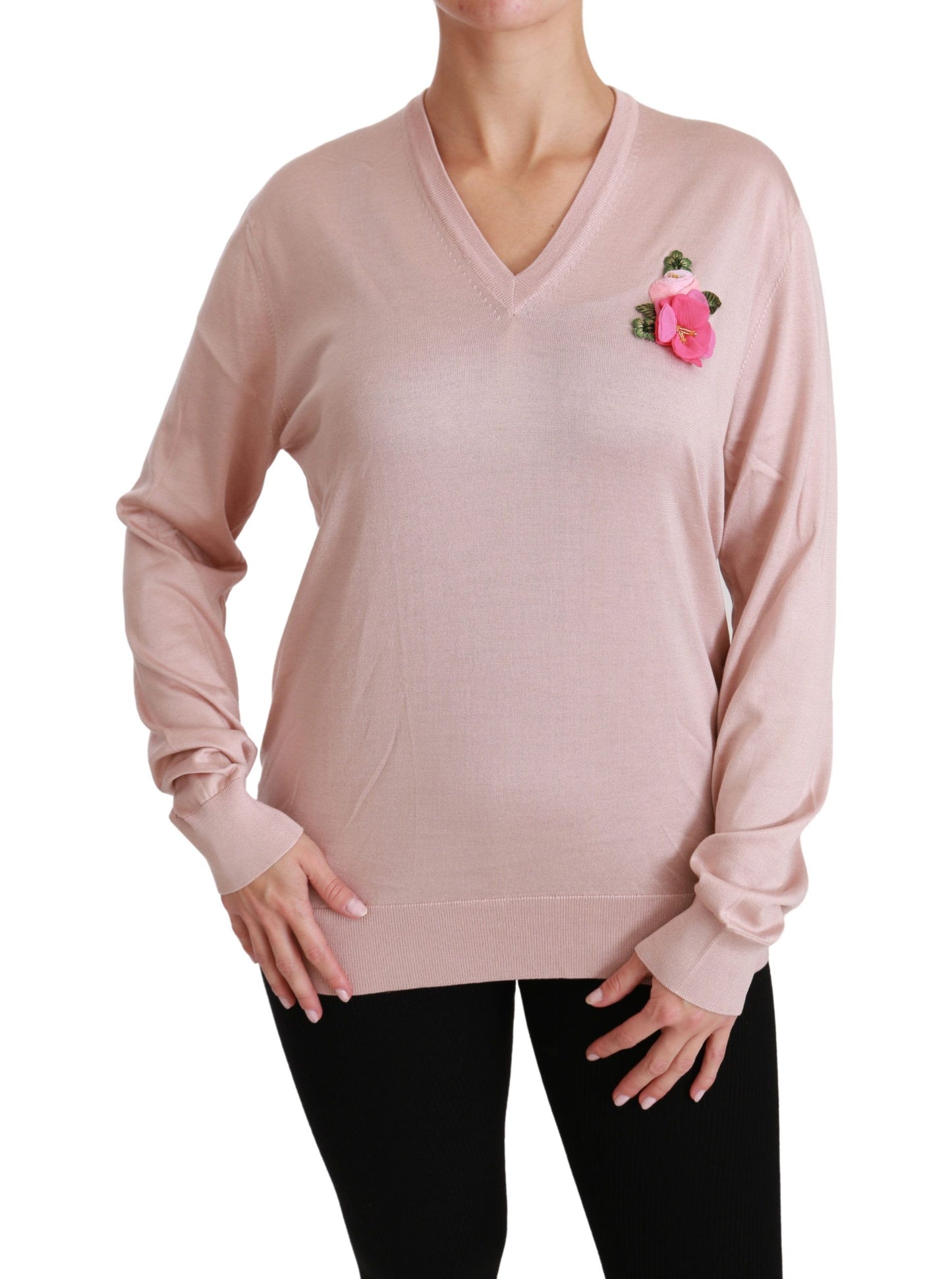 Rosafarbener, mit Blumen verzierter Seidenpullover