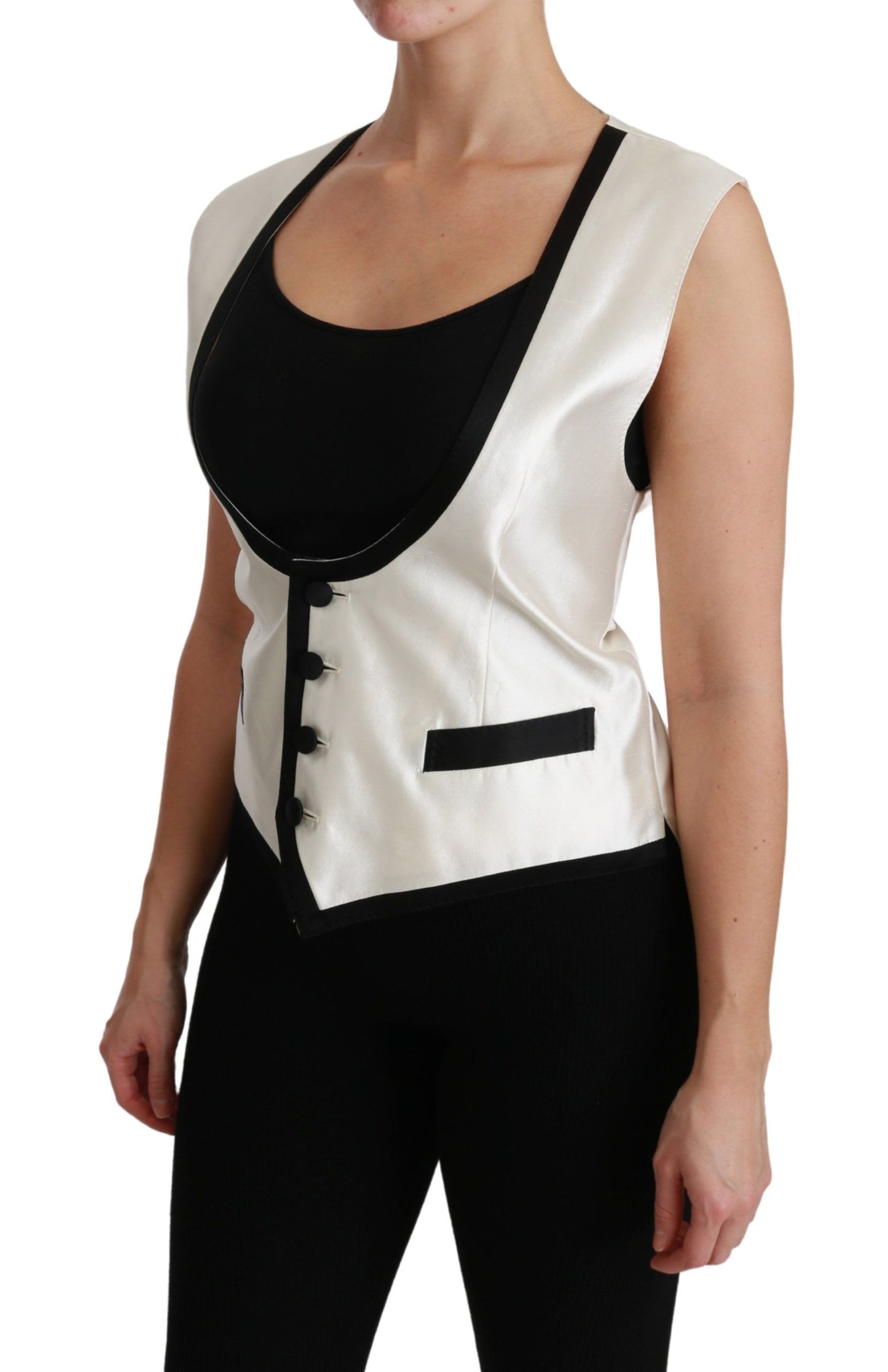 Top in seta con gilet bianco e gilet sottile