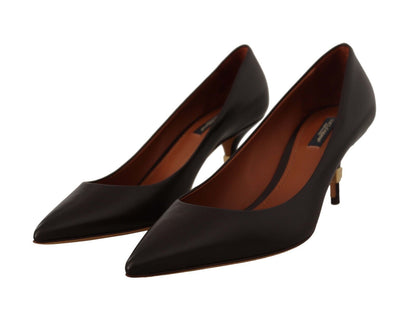 Braune Kitten-Pumps mit mittelhohem Absatz aus Leder