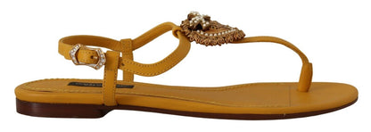 Dolce &amp; Gabbana – Senfgelbe, flache Sandalen mit T-Riemen und Herzverzierung