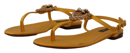 Dolce &amp; Gabbana – Senfgelbe, flache Sandalen mit T-Riemen und Herzverzierung