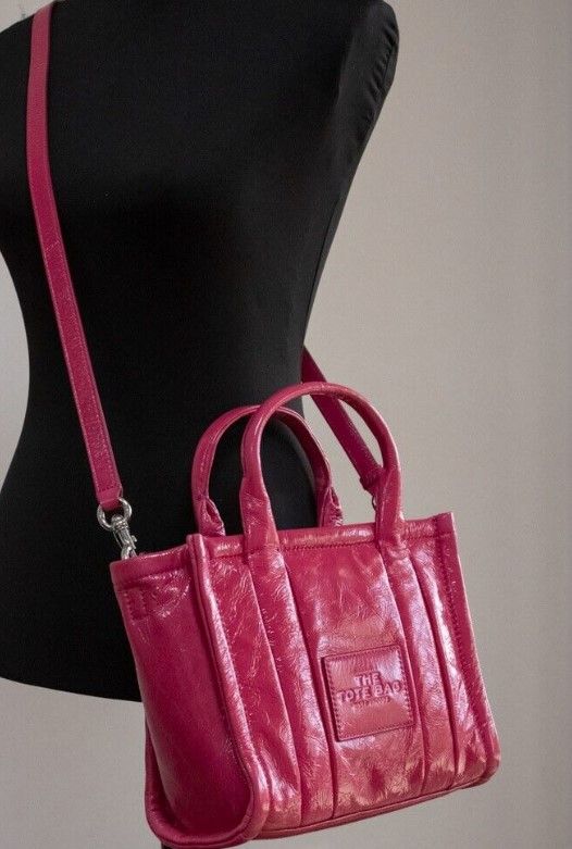 La borsa a tracolla in pelle magenta mini tote lucida increspata