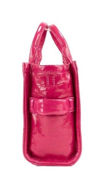 Die Shiny Crinkle Mini Tote Umhängetasche aus magentafarbenem Leder