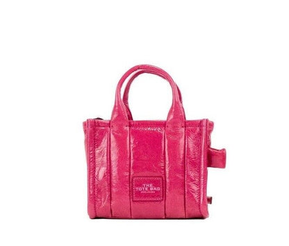 La borsa a tracolla in pelle magenta micro tote lucida increspata