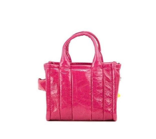 La borsa a tracolla in pelle magenta micro tote lucida increspata