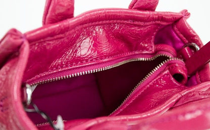 La borsa a tracolla in pelle magenta micro tote lucida increspata