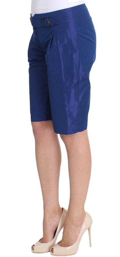 Blaue Bermudashorts über dem Knie