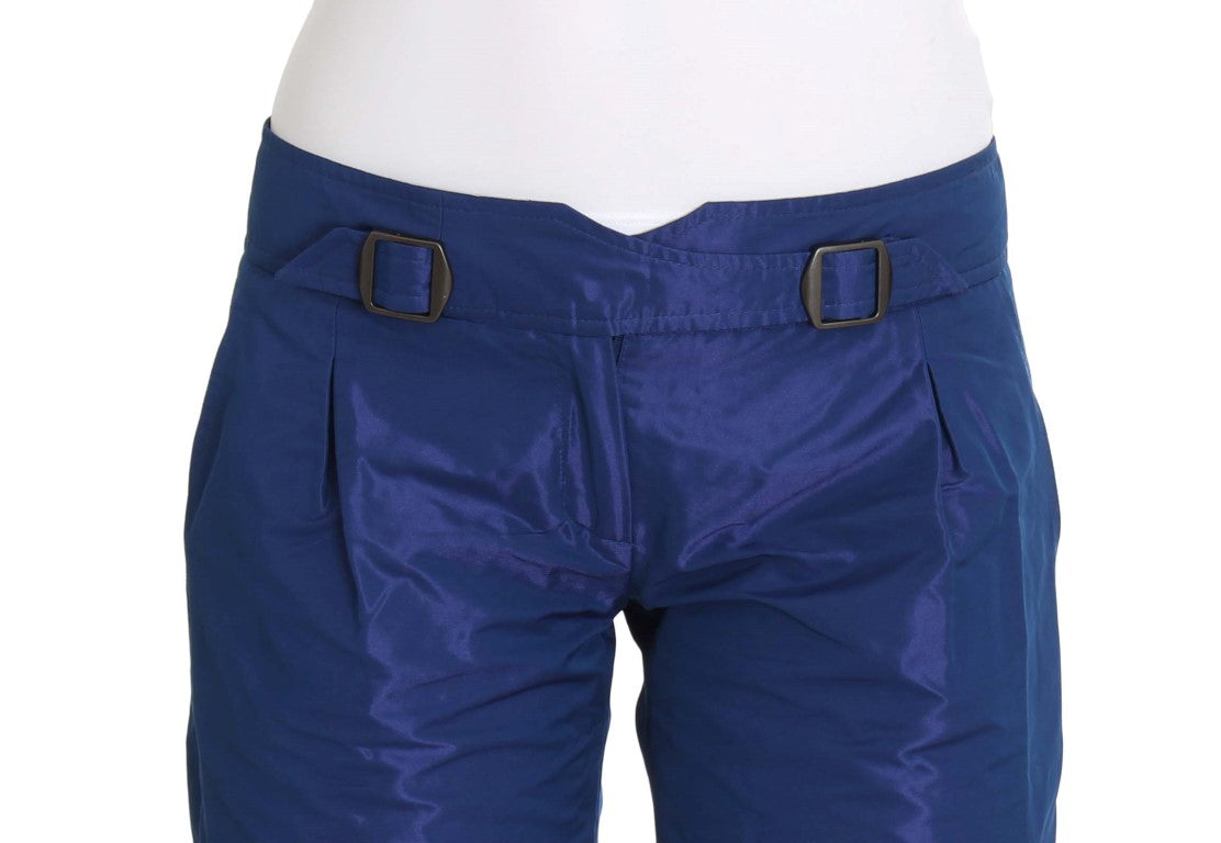 Blaue Bermudashorts über dem Knie