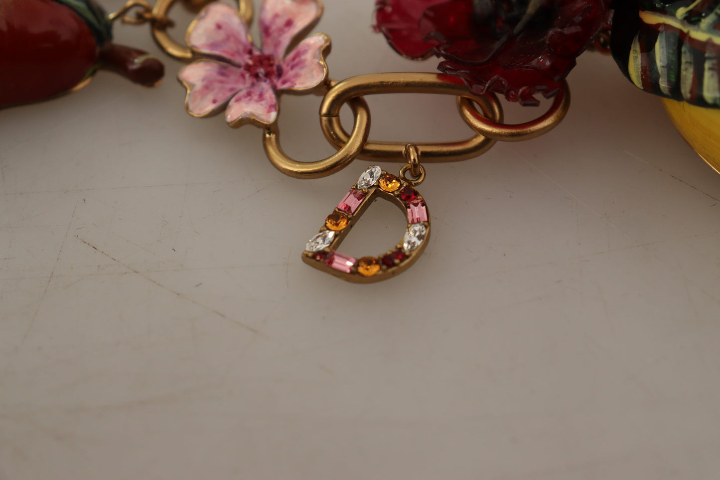 Collana con dichiarazione di rose e frutti di Sicilia in ottone dorato