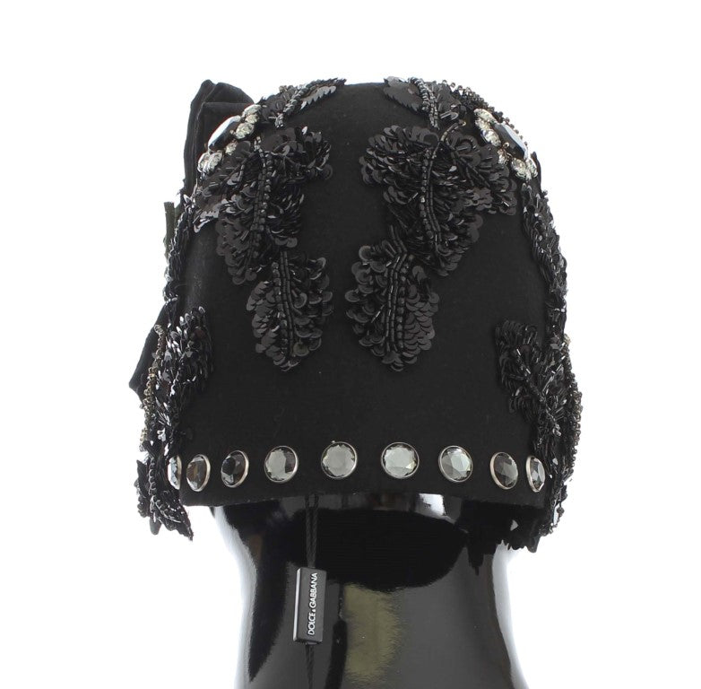 Cappello con spilla con ciliegie in oro e cristallo nero