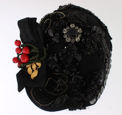 Cappello con spilla con ciliegie in oro e cristallo nero