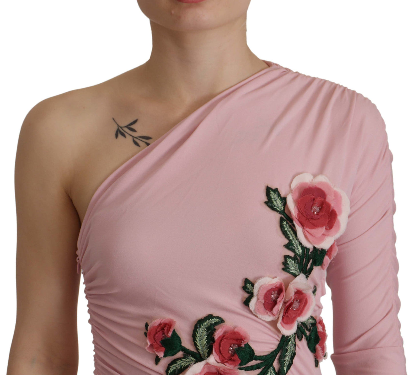 Rosafarbenes, mit Blumen verziertes One-Shoulder-Kleid