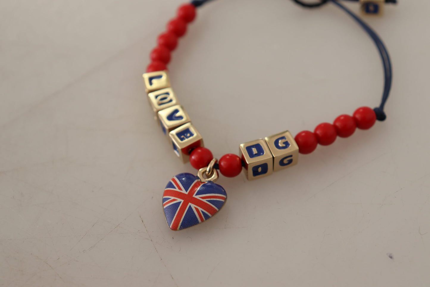 Bracciale con marchio bandiera DG LOVES LONDON con perline rosse e blu