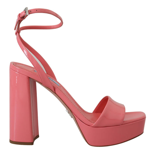 Prada Schicke Plateausandalen aus rosa Lackleder