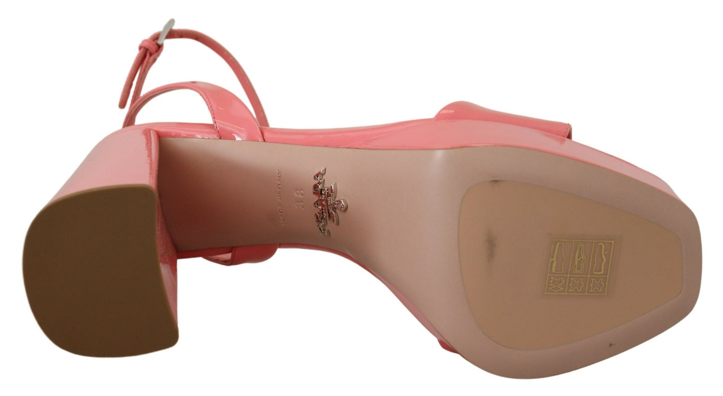 Prada Schicke Plateausandalen aus rosa Lackleder