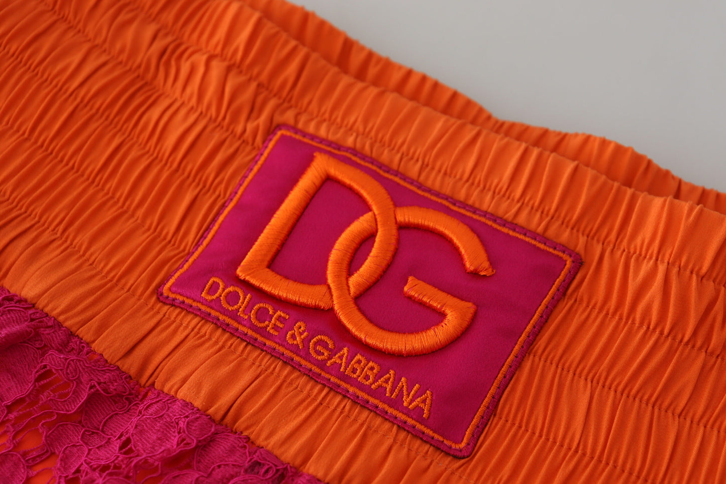 Dolce &amp; Gabbana – Elegante Shorts mit hoher Taille aus Spitze in zweifarbigen Farben