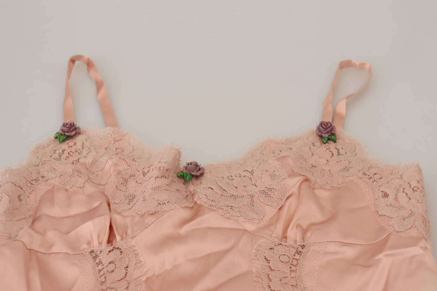 Lingerie canotta con rose di pizzo in raso rosa