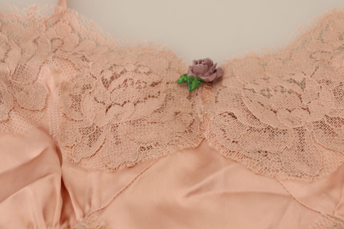 Lingerie canotta con rose di pizzo in raso rosa