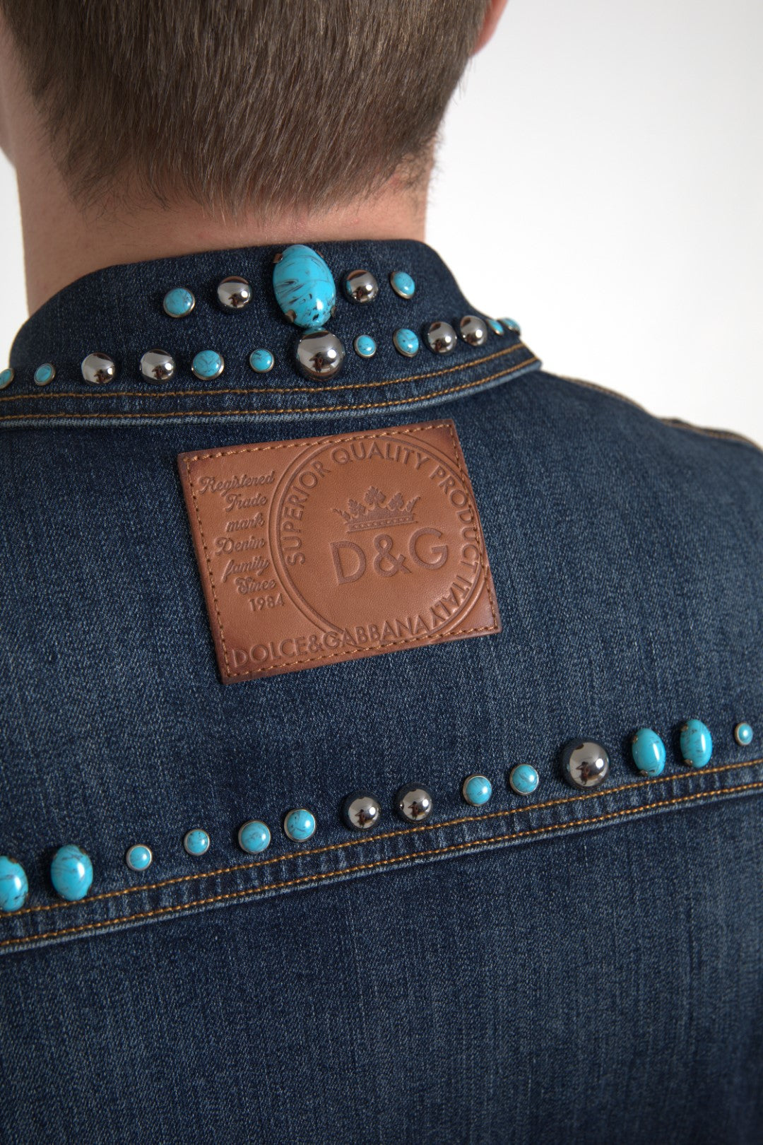 Giacca con borchie di pietre turchesi in denim blu