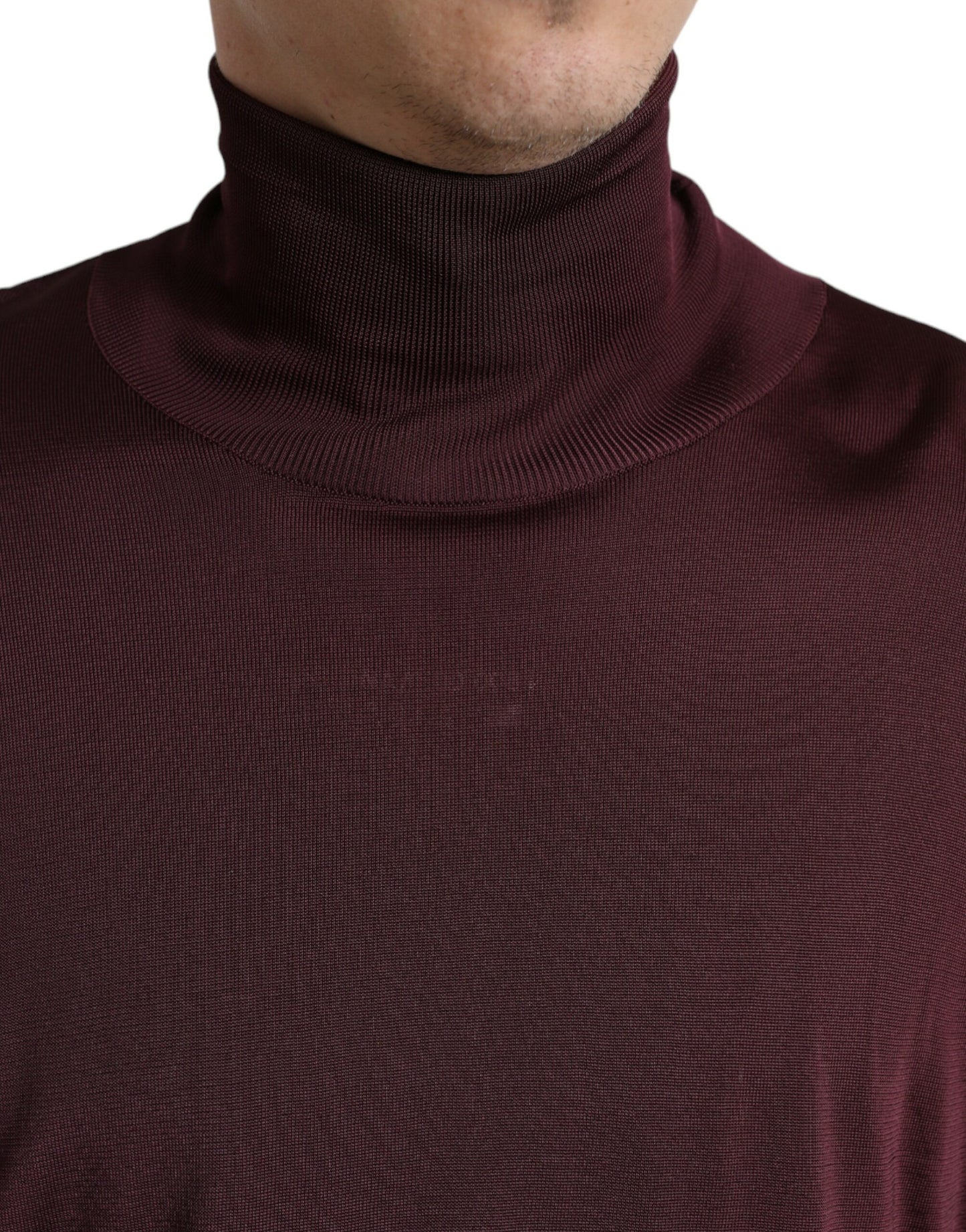 Maglione pullover dolcevita in viscosa marrone rossiccio