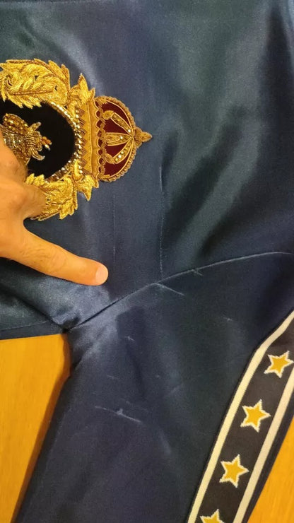 Dolce &amp; Gabbana Blauer Pullover mit gestreiftem Königsbienen-Aufnäher und heraldischem Aufnäher