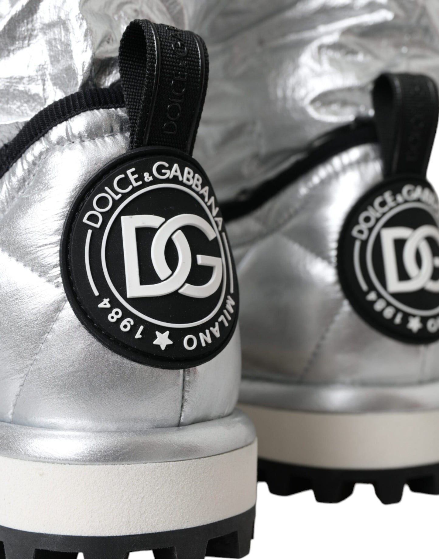 Dolce &amp; Gabbana – Stiefeletten mit gestepptem Logo-Patch in Metallic-Silber