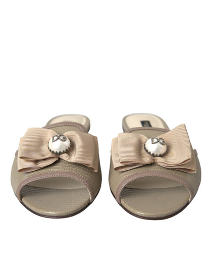 Dolce &amp; Gabbana Beige Logo Perlen flache Sandalen Pantoletten Schuhe