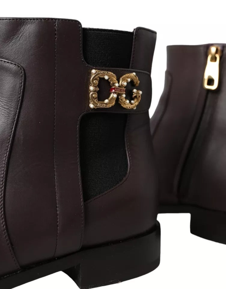 Dolce &amp; Gabbana – AMORE – Flache Stiefeletten aus braunem Leder