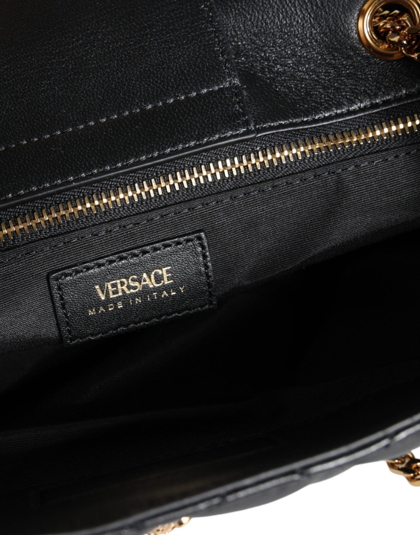 Versace – Schultertasche aus gestepptem Nappaleder mit Kettenriemen, schwarz