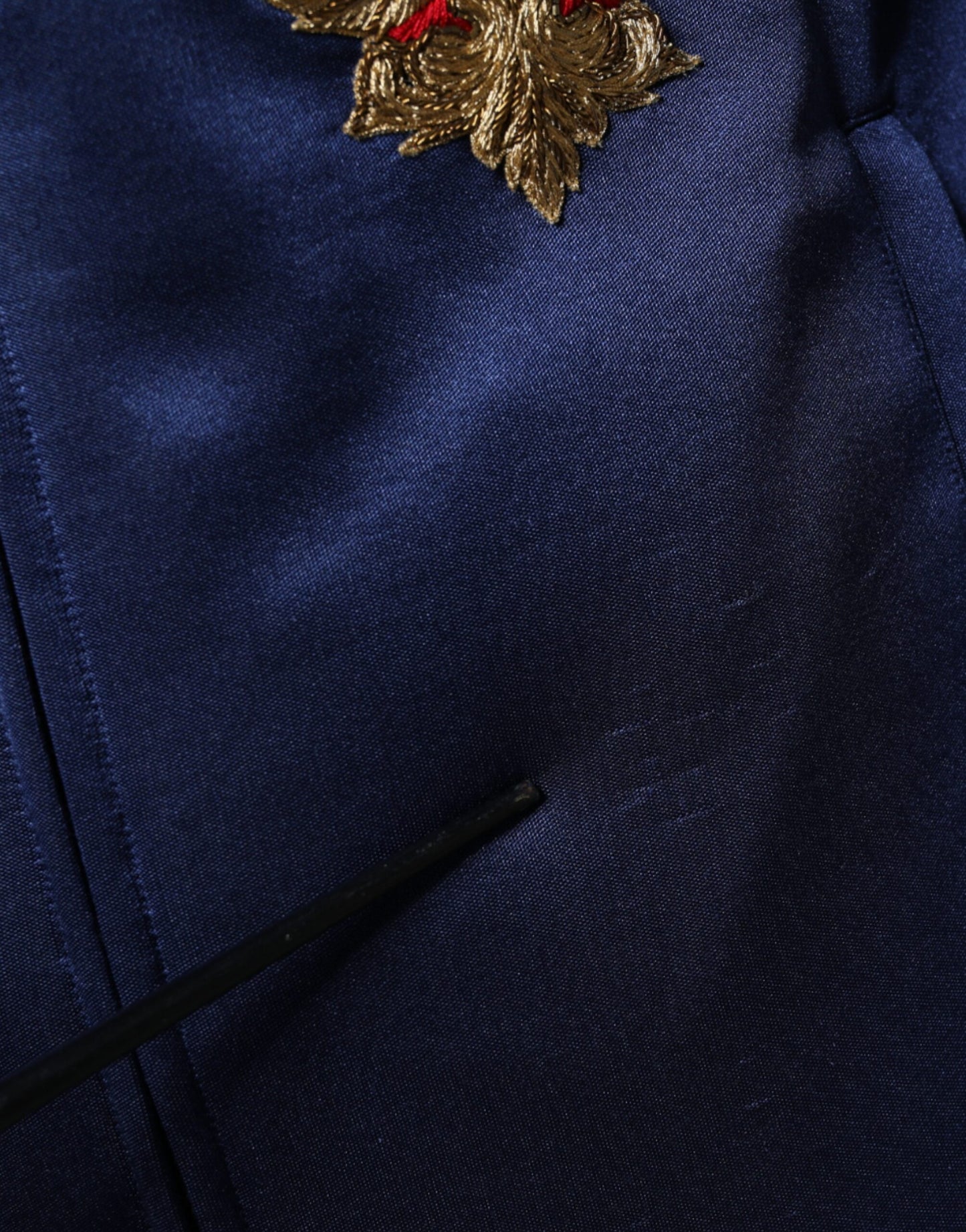 Dolce &amp; Gabbana – Blauer Pullover mit Bienenkönigs-Streifen und heraldischem Patch