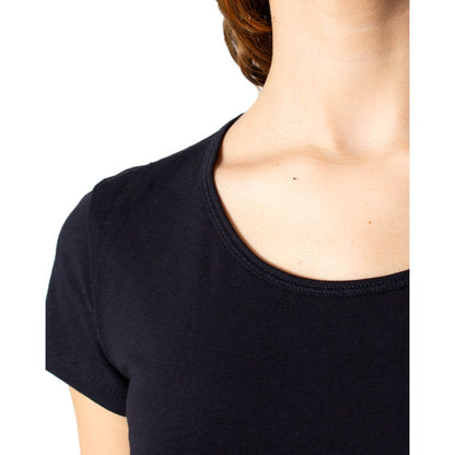 Nur schwarze Baumwolltops und T-Shirts