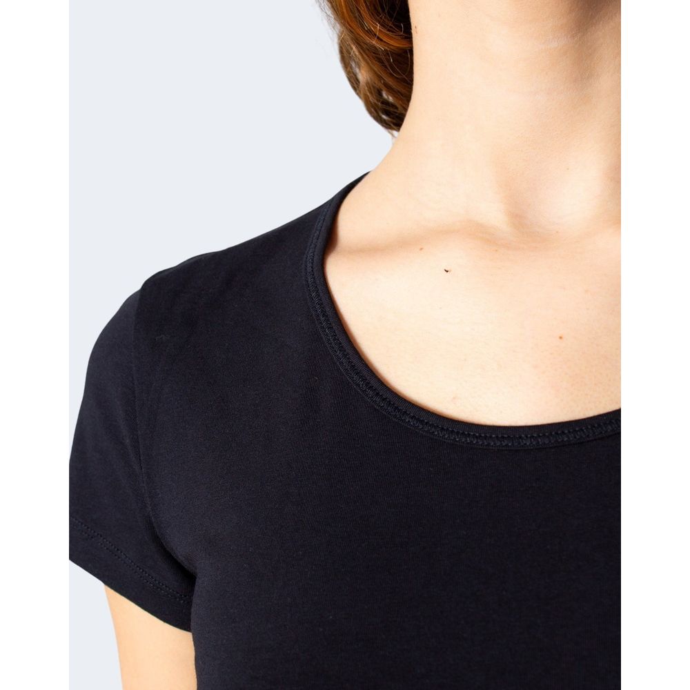 Nur schwarze Baumwolltops und T-Shirts