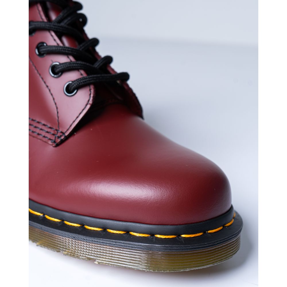 Dr. Martens – Bordeauxfarbener Lederstiefel