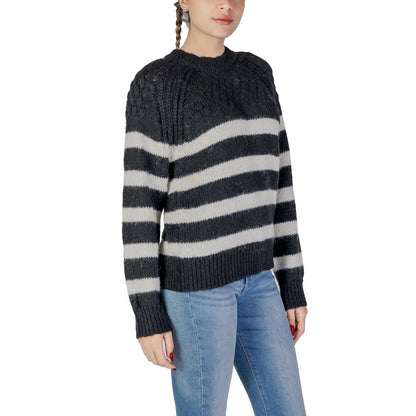 Only – Schwarz-weißer Pullover aus recyceltem Polyester