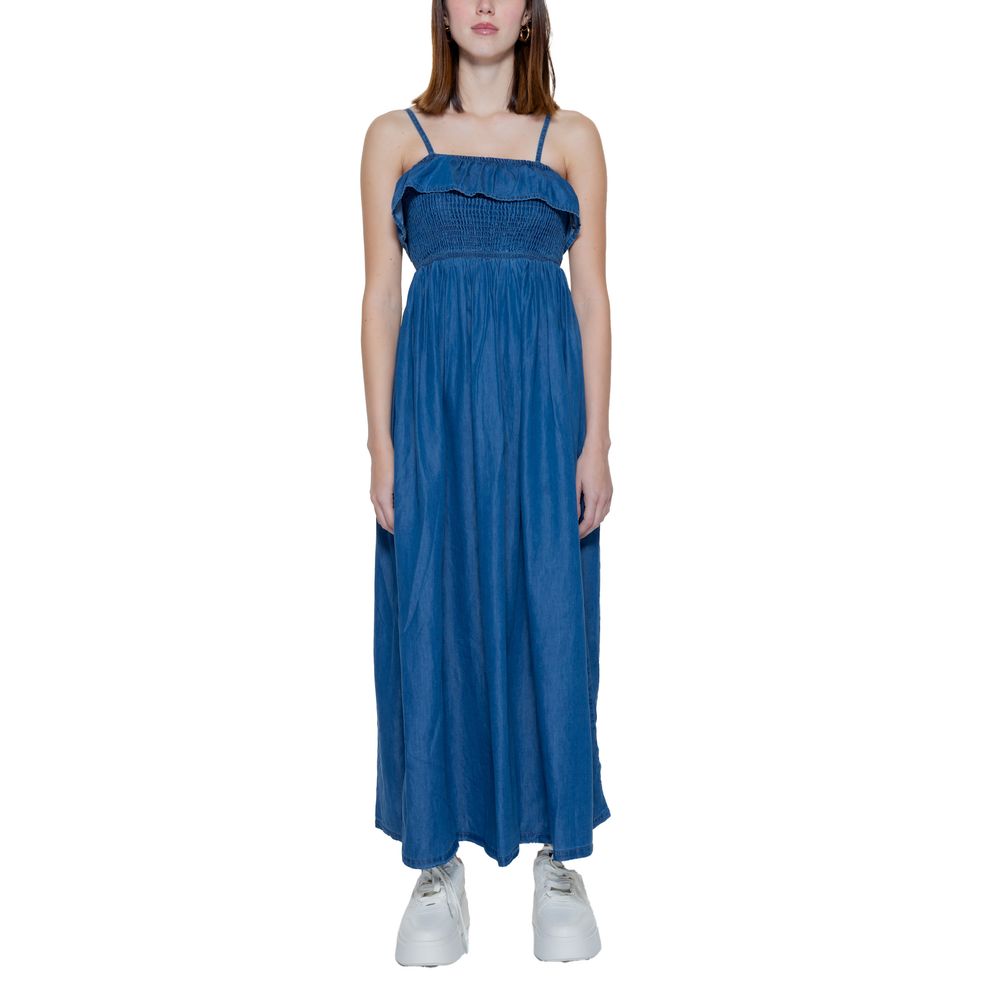 Nur blaues Baumwollkleid