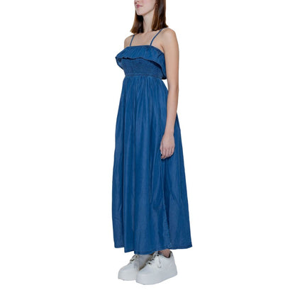 Nur blaues Baumwollkleid