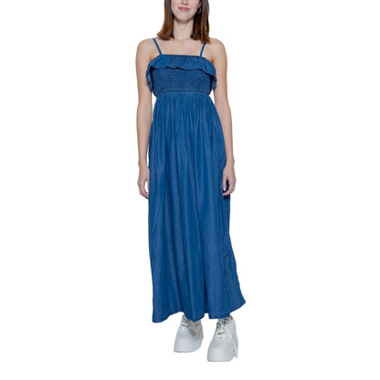 Nur blaues Baumwollkleid