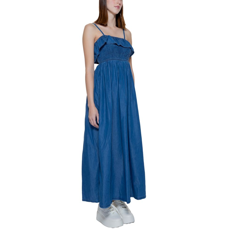 Nur blaues Baumwollkleid