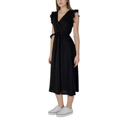 B.Young Black Cotton Dress