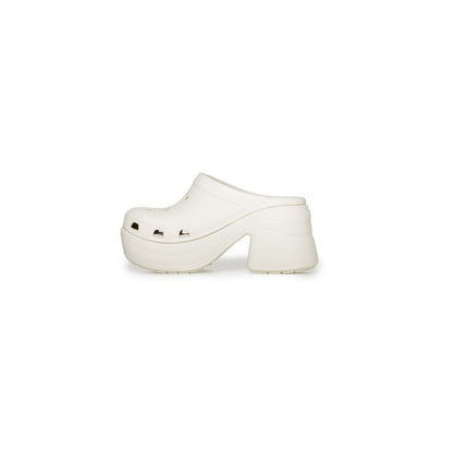 Crocs – Croslite-Sandale in Beige