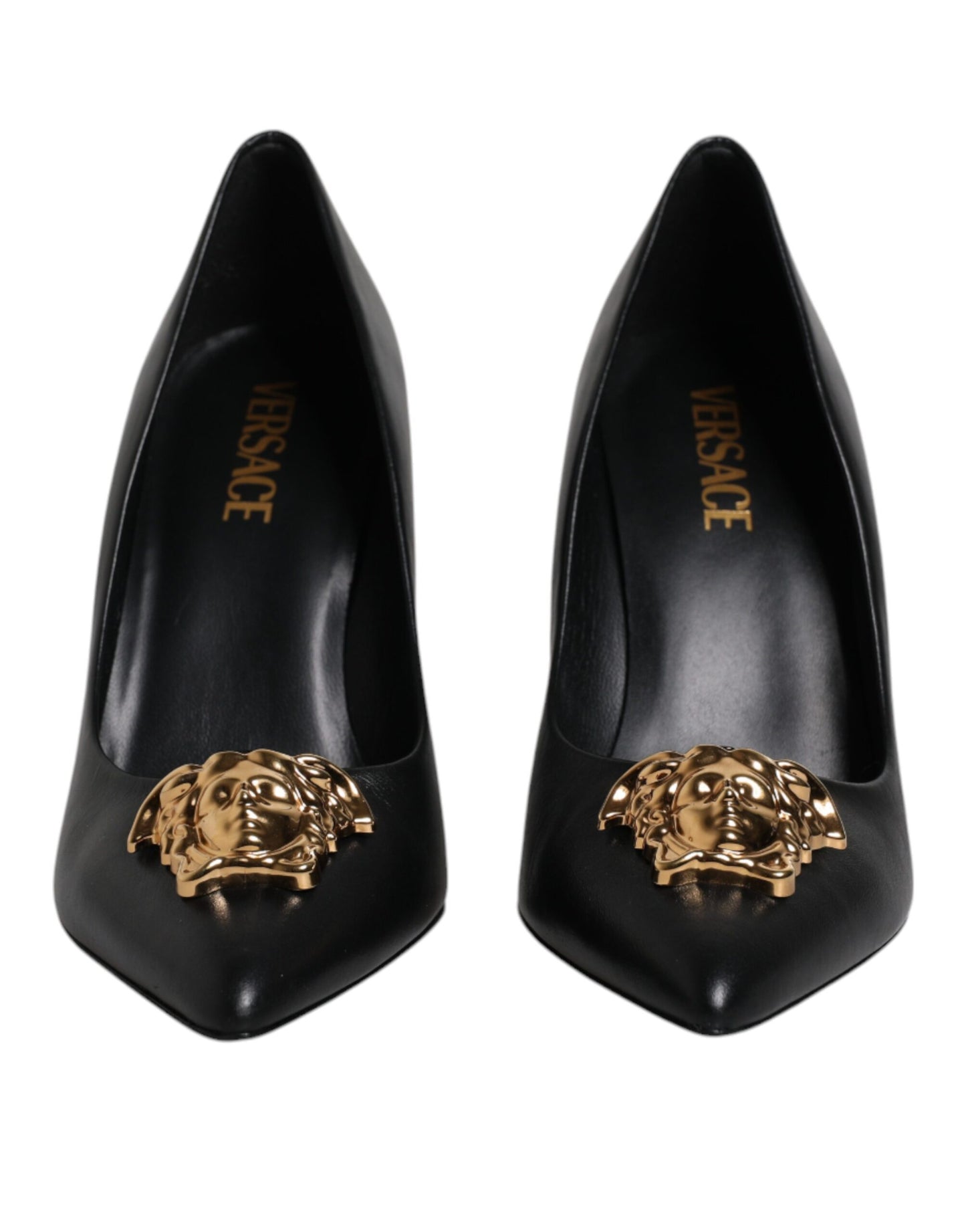 Versace – Pumps mit hohem Absatz und Logo-Schild aus schwarzem Leder