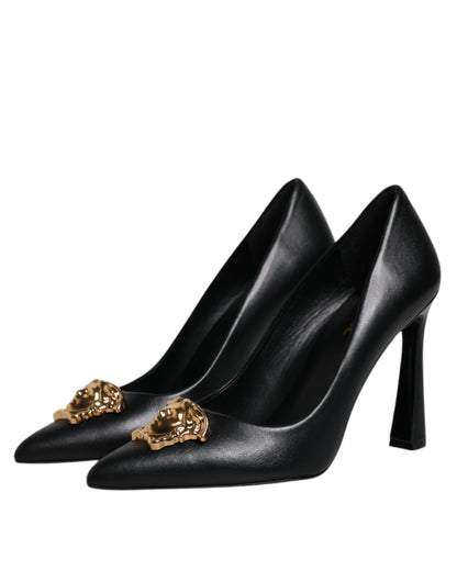 Versace – Pumps mit hohem Absatz und Logo-Schild aus schwarzem Leder