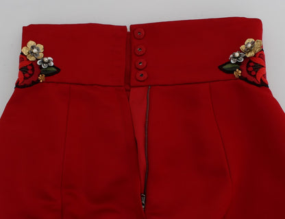 Shorts aus roter Seide mit Kristallrosen